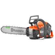Zijaanzicht van een Husqvarna-kettingzaag met zichtbaar batterijcompartiment en ketting.