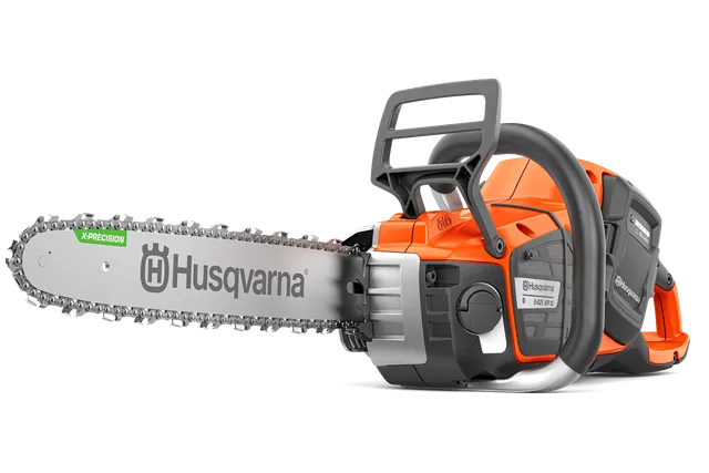Zijaanzicht van een Husqvarna-kettingzaag met zichtbaar batterijcompartiment en ketting.