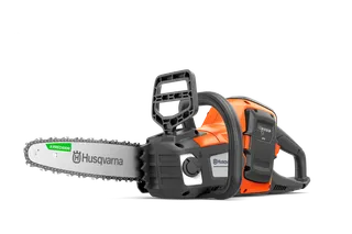 Husqvarna 125i PowerAxe (Battery & Charger Included). Vue frontale du studio d’une tronçonneuse Husqvarna avec guide-chaîne, chaîne et bloc-batteries.