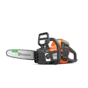 Husqvarna 125i PowerAxe (Battery & Charger Included). Vue frontale du studio d’une tronçonneuse Husqvarna avec guide-chaîne, chaîne et bloc-batteries.