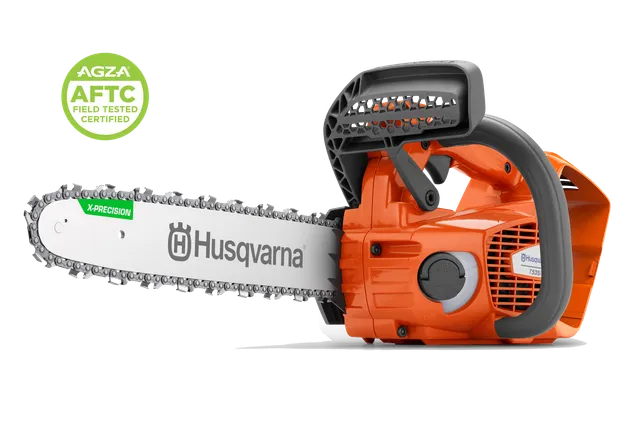HUSQVARNA T535i XP®. Vue latérale du studio d’une tronçonneuse Husqvarna; Insigne AGZA AFTC en haut à gauche.