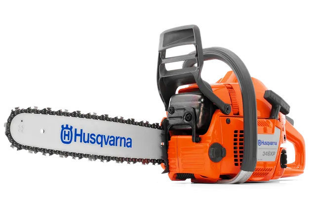 Set fra siden af en Husqvarna-kædesav med synlig branding og sværd.