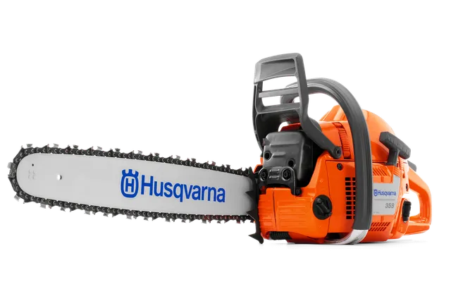 Πλαϊνή όψη ενός αλυσοπρίονου Husqvarna που αναδεικνύει τη λεπίδα και την εργονομική λαβή του.