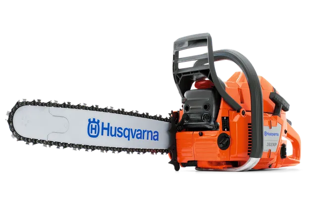 Vista lateral de uma motosserra Husqvarna com a marca visível na lâmina.