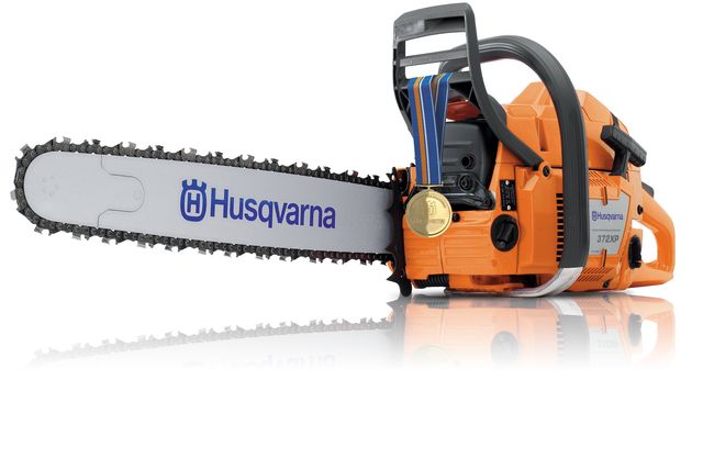 Вид збоку на ланцюгову пилку Husqvarna з видимим брендуванням і довгою шиною пилки.