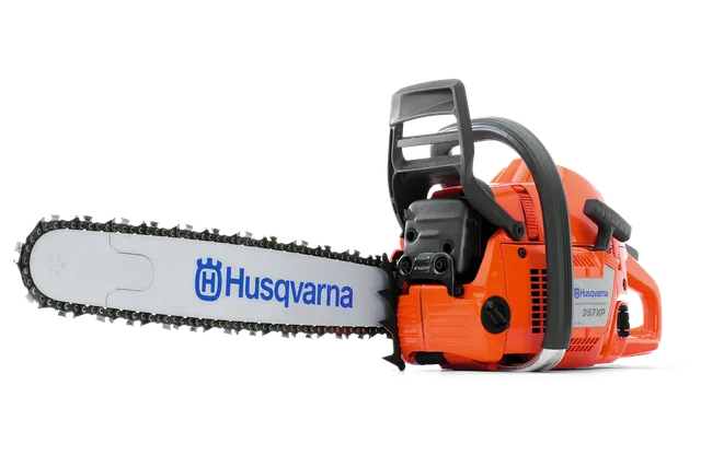 Πλάγια όψη ενός αλυσοπρίονου Husqvarna με ορατή σήμανση στη λεπίδα.