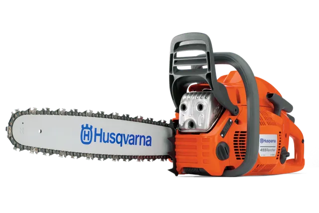 Vedere laterală a unui ferăstrău cu lanț Husqvarna cu marcă și lamă vizibile.