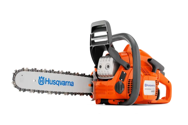 Vista lateral de uma motosserra Husqvarna apresentando o seu design e características.