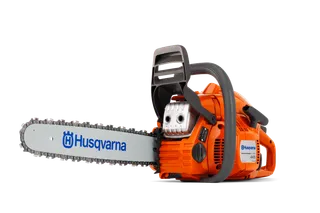 Vista lateral de una motosierra Husqvarna con la marca visible en el disco.
