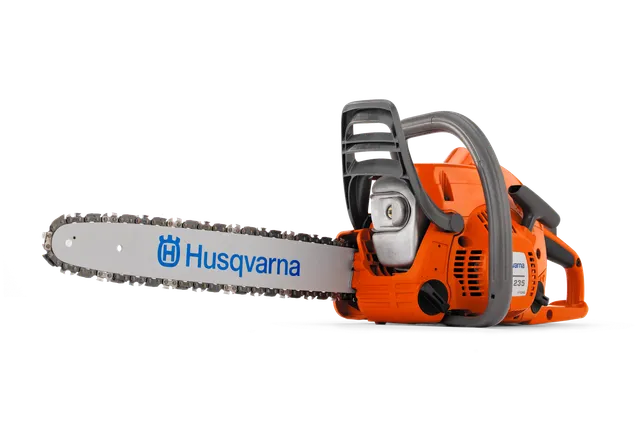 Boční pohled na motorovou pilu Husqvarna s její čepelí a ergonomickou rukojetí.