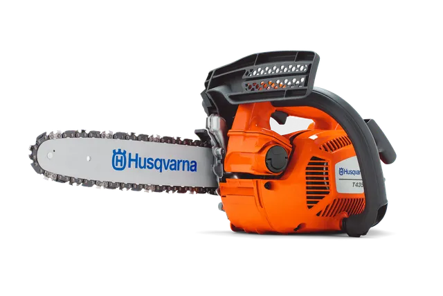 Вид збоку на ланцюгову пилку Husqvarna з видимими логотипами.