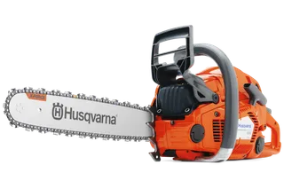 带 X-Force 导板和符合人体工程学的手柄的 Husqvarna 富世华链锯的侧视图。