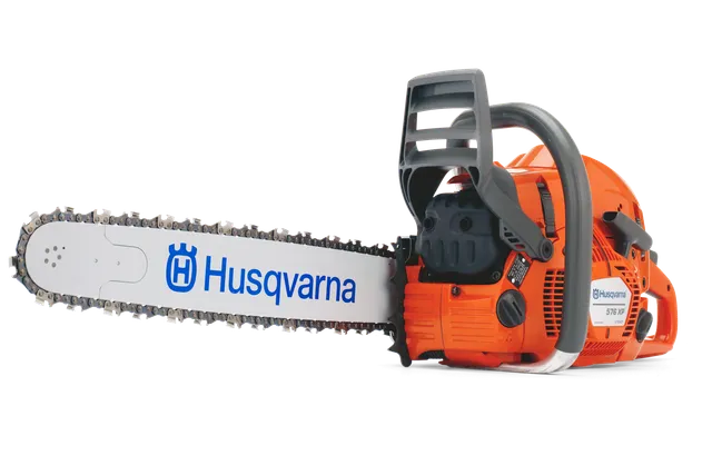 Vedere laterală a unei drujbe Husqvarna cu marcă vizibilă și mâner ergonomic.