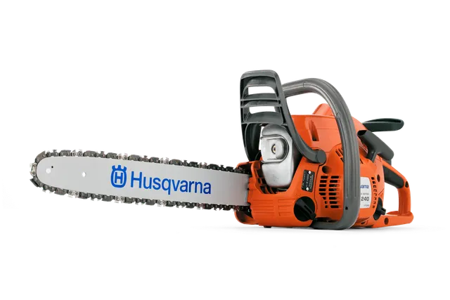 Set fra siden af en Husqvarna-kædesav med synlig branding på klingen.