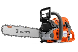 Vista lateral de una motosierra Husqvarna con hoja visible y mango ergonómico.