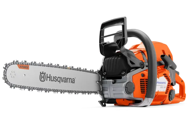 Vedere laterală a unui ferăstrău cu lanț Husqvarna cu lamă vizibilă și mâner ergonomic.
