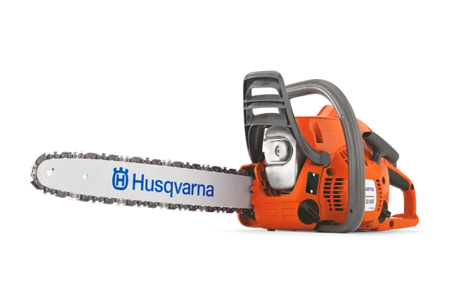 Vedere laterală a unui ferăstrău cu lanț Husqvarna cu marcă vizibilă pe lamă.