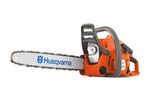 Set fra siden af en Husqvarna-kædesav med synlig branding på klingen.