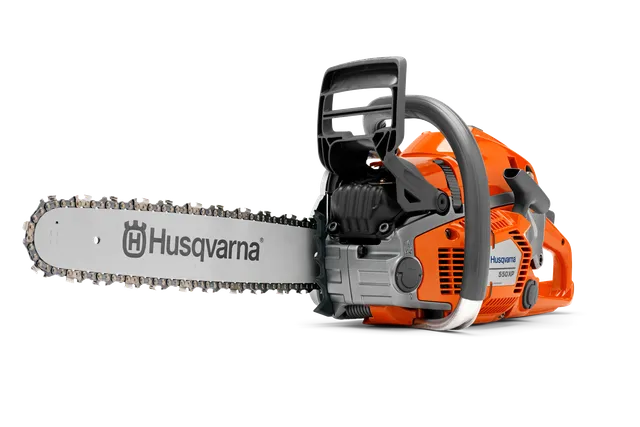 Vedere laterală a unui ferăstrău cu lanț Husqvarna care îi prezintă designul și caracteristicile.