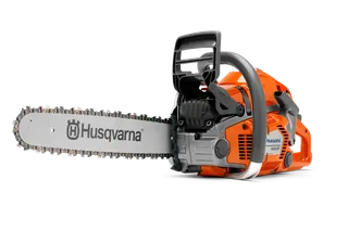 Vista lateral de una motosierra Husqvarna donde se muestran su diseño y características.