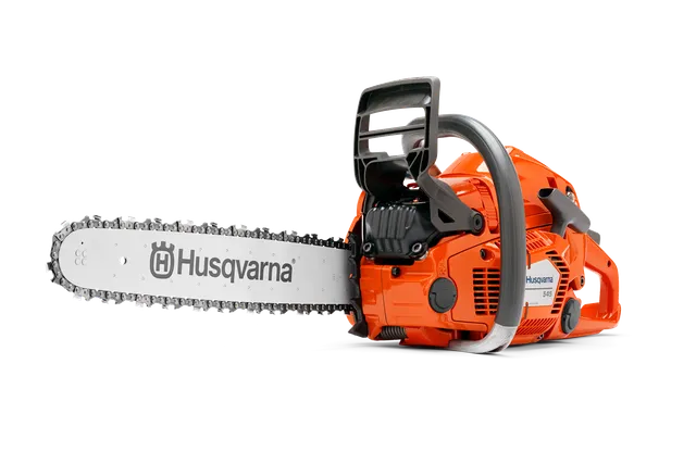 Вид ланцюгової пилки Husqvarna збоку з видимими літераціями на лезі.