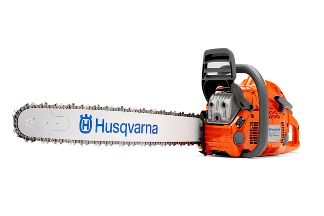 Zijaanzicht van een Husqvarna-kettingzaag met het ontwerp en het blad.