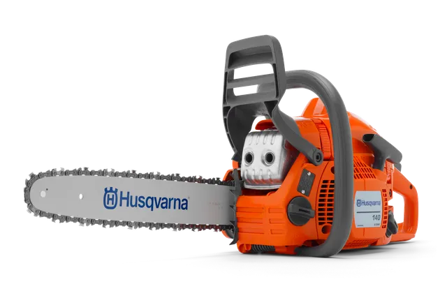 Вид збоку на ланцюгову пилку Husqvarna, що демонструє її ергономічну ручку та різальний ланцюг.