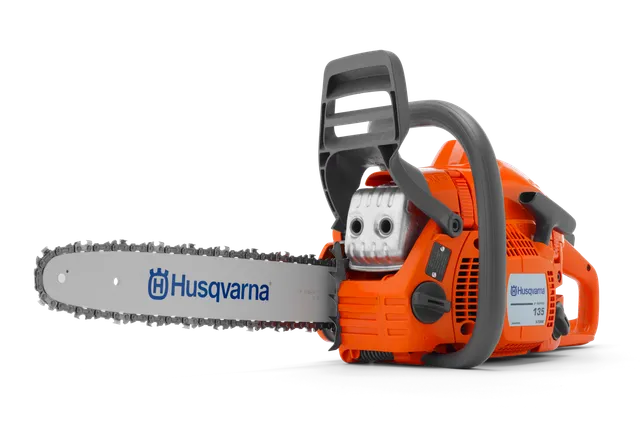 Zijaanzicht van een Husqvarna-kettingzaag met zichtbare branding en ketting.