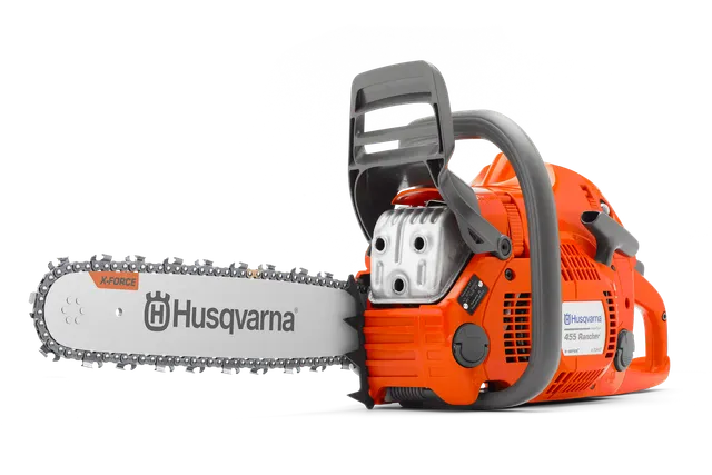 A Husqvarna láncfűrész oldalnézete látható márkajelzéssel és láncrészlettel.