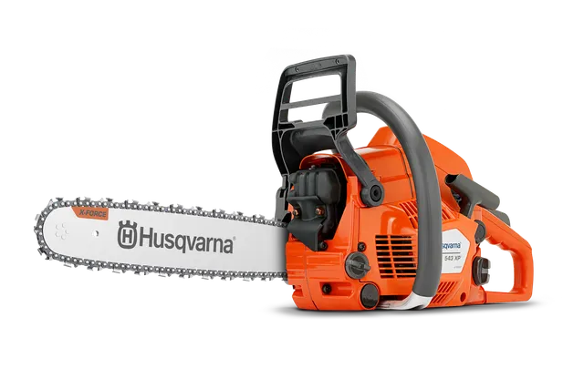 Seitenansicht einer Husqvarna Motorsäge mit sichtbarem Branding auf der Klinge.