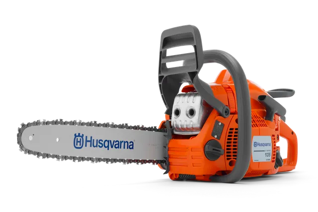 Vista lateral de uma motosserra Husqvarna com a marca visível na lâmina.