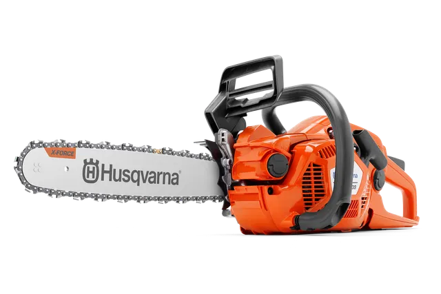 Seitenansicht einer Husqvarna Motorsäge mit X-Force-Schiene und ergonomischem Handgriff.