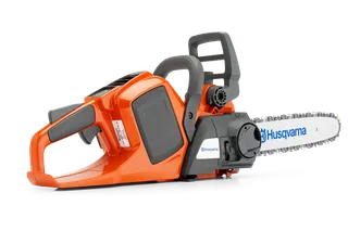 Stranski pogled na verižno žago Husqvarna z ergonomskim ročajem in vidno verigo.