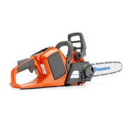 Stranski pogled na verižno žago Husqvarna z ergonomskim ročajem in vidno verigo.