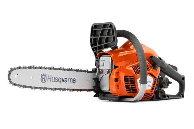 Vista lateral de uma motosserra Husqvarna com marca visível e punho ergonómico.