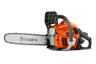 Vista lateral de uma motosserra Husqvarna com marca visível e punho ergonómico.