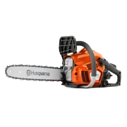 Vista lateral de uma motosserra Husqvarna com marca visível e punho ergonómico.