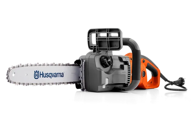 Bočný pohľad na reťazovú pílu Husqvarna s viditeľnou reťazou a rukoväťou.