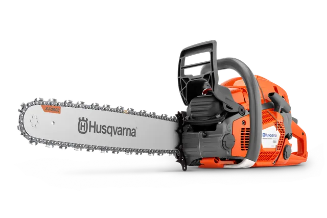 Stranski pogled verižne žage Husqvarna z vidno blagovno znamko in tehnologijo X-Torq.