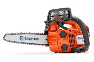 Vue latérale d’une tronçonneuse Husqvarna avec poignée ergonomique et chaîne visible.