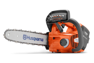 带有可见电池盒的 Husqvarna 富世华链锯的侧视图。