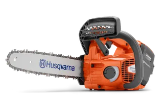富世华T536Li XP®. 带有可见电池盒的 Husqvarna 富世华链锯的侧视图。