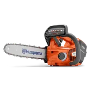 富世华T536Li XP®. 带有可见电池盒的 Husqvarna 富世华链锯的侧视图。