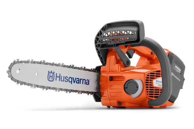 Vedere laterală a unui ferăstrău cu lanț Husqvarna cu compartiment vizibil pentru baterii.
