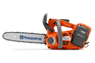 富世华T536Li XP®. 带有明显品牌标识和电池盒的 Husqvarna 富世华链锯的侧视图。