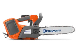 富世华T536Li XP®. 带有明显品牌的 Husqvarna 富世华链锯的侧视图。
