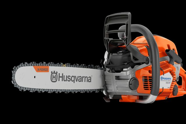 Vue latérale d’une tronçonneuse Husqvarna avec guide-chaîne et chaîne X-Force.