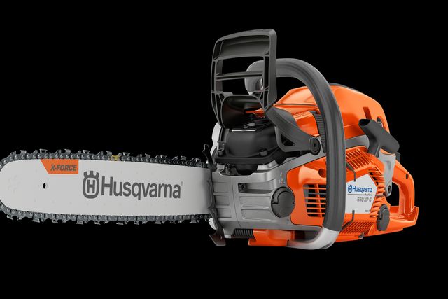 Sett fra siden av en Husqvarna-motorsag med synlig merke på bladet.