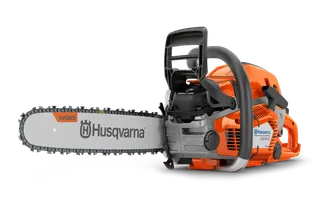 Zijaanzicht van een Husqvarna-kettingzaag met zichtbare branding op het blad.
