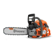Zijaanzicht van een Husqvarna-kettingzaag met zichtbare branding op het blad.